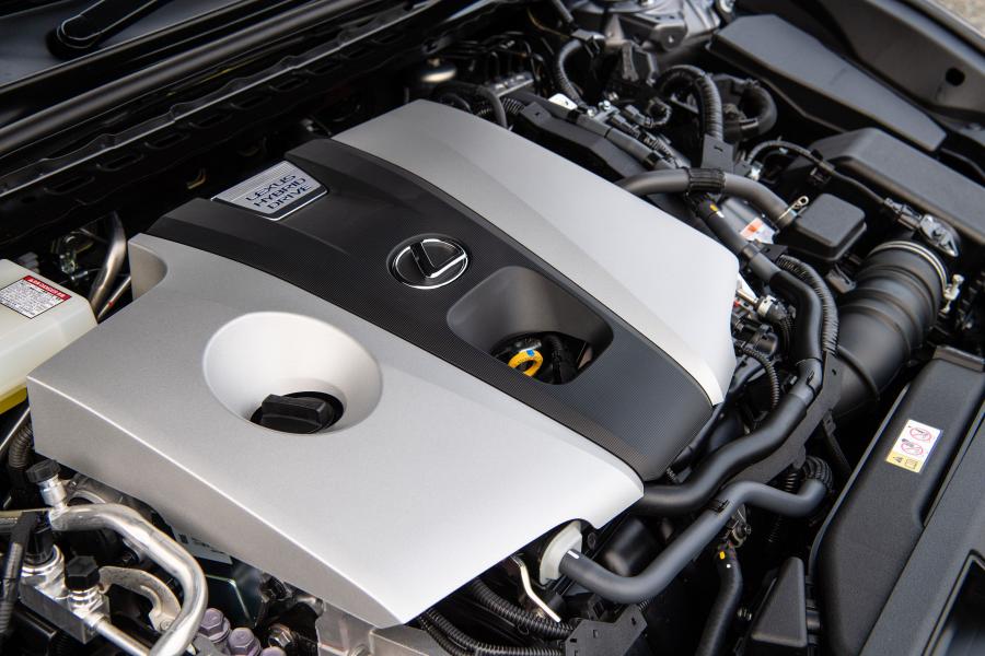 Моторный отсек Lexus ES300h 2019 года  (UK) (фото 15 из 30)